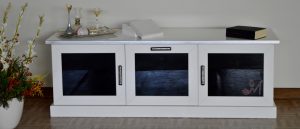 porta tv legno massello, mobile tv elegante, mobile tv con vetri scuri, porta tv su misura, mobile tv 160 cm, porta tv con ribalta, mobili artigianali italiani, mobile soggiorno raffinato, mobile basso in legno, porta tv in legno tanganika, solid wood tv stand, elegant tv cabinet, tv stand with dark glass, custom tv furniture, 160 cm tv unit, tv stand with flap door, italian handcrafted furniture, low wooden tv console, refined tv furniture, classic tv unit