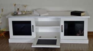 porta tv legno massello, mobile tv elegante, mobile tv con vetri scuri, porta tv su misura, mobile tv 160 cm, porta tv con ribalta, mobili artigianali italiani, mobile soggiorno raffinato, mobile basso in legno, porta tv in legno tanganika, solid wood tv stand, elegant tv cabinet, tv stand with dark glass, custom tv furniture, 160 cm tv unit, tv stand with flap door, italian handcrafted furniture, low wooden tv console, refined tv furniture, classic tv unit