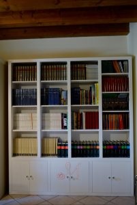 libreria moderna bianca in legno massello con ante – Art. 450 Mobilificio Mirandola, libreria artigianale legno massello, libreria legno massello con ante, libreria moderna bianca, mobili libreria soggiorno, libreria studio elegante, libreria bianca su misura, librerie legno massello moderne, libreria design legno massello, libreria con ante chiusura rallentata, arredamento artigianale italiano