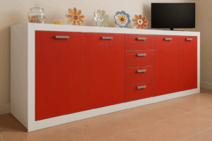 madia moderna rossa, mobile soggiorno colorato, credenza moderna in legno, madia artigianale su misura, mobile con cassetti centrali, madia bicolore rosso e bianco, mobile design contemporaneo, madia con ante e cassetti, mobile moderno per zona living, credenza elegante su misura, madia con cornice bianca, madia rossa in legno, mobile con maniglie in acciaio, arredamento moderno artigianale, mobile basso rosso moderno, madia in legno laccato, credenza con finitura personalizzabile, arredo zona giorno moderno, mobile soggiorno artigianale italiano, mobili moderni in legno massello, madia moderna, credenza moderna, red sideboard, modern sideboard, handmade furniture, made in italy furniture 