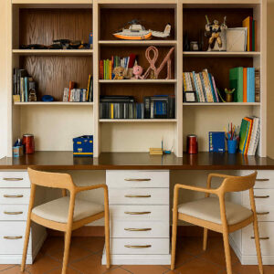 scrivania doppia in legno, scrivania con libreria integrata, mobili studio bambini legno, scrivania su misura artigianale, arredo studio in legno massello, mobili per cameretta ragazzi, postazione studio doppia, scrivania artigianale con cassetti, libreria con scrivania legno, mobili artigianali per studio casa