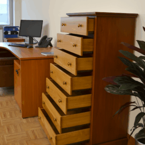 cassettiera classica noce, cassettiera classica noce in legno massello, cassettiera noce scuro classica, cassettiera classica con guide metalliche