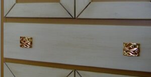 scarpiera elegante in legno, scarpiera alta 4 ante, mobile artigianale con cassetto, scarpiera color miele e nocciola, scarpiera pronta consegna, scarpiera in legno massello, wooden shoe cabinet, tall shoe storage unit, 4-door shoe rack, elegant wood cabinet, shoe cabinet with drawer, handcrafted wooden shoe cabinet