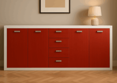 madia moderna rossa, mobile soggiorno colorato, credenza moderna in legno, madia artigianale su misura, mobile con cassetti centrali, madia bicolore rosso e bianco, mobile design contemporaneo, madia con ante e cassetti, mobile moderno per zona living, credenza elegante su misura, madia con cornice bianca, madia rossa in legno, mobile con maniglie in acciaio, arredamento moderno artigianale, mobile basso rosso moderno, madia in legno laccato, credenza con finitura personalizzabile, arredo zona giorno moderno, mobile soggiorno artigianale italiano, mobili moderni in legno massello
