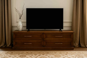 porta TV classico in legno, mobile TV stile tradizionale, mobile soggiorno noce massello, porta TV artigianale, mobile TV 200 cm classico, mobile TV con cassetti eleganti, porta TV Made in Italy, arredamento classico