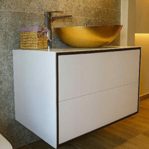 mobile bagno bianco in legno, mobile bagno sospeso con cassetti, mobile bagno 80 cm, mobile bagno moderno bianco, mobile bagno con lavabo d’appoggio, mobile bagno con lavabo oro, mobile bagno legno bianco, mobile bagno design italiano, mobile bagno su misura, arredo bagno artigianale, mobile bagno con cassetti push pull, mobile bagno elegante, mobile bagno bianco minimal, white wood bathroom vanity, suspended bathroom cabinet with drawers, modern bathroom vanity 80 cm, white floating bathroom cabinet, bathroom vanity with gold countertop sink, italian design bathroom cabinet, custom bathroom furniture, wall-mounted bathroom vanity, white modern bathroom cabinet, handcrafted bathroom furniture