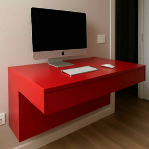 scrivania sospesa moderna, scrivania a parete rossa, scrivania in legno massello, scrivania compatta salvaspazio, scrivania rossa design, scrivania artigianale Made in Italy, scrivania con ribalta e cassetto, scrivania piccola per smart working, mobile sospeso da ufficio, scrivania da studio minimal