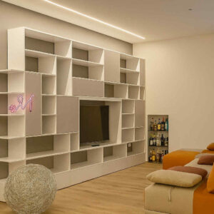 parete attrezzata in legno 400 cm, parete soggiorno moderna su misura, parete tv legno massello, mobile soggiorno grande in legno, parete attrezzata bianca artigianale, libreria parete moderna, mobile soggiorno su misura in legno