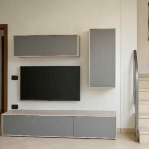 parete attrezzata moderna, mobile soggiorno con pensili, madia moderna in legno, mobile TV sospeso, arredo artigianale su misura, composizione soggiorno compatta, mobili salotto con finitura opaca, parete TV design minimal, mobile grigio con bordo chiaro, mobili soggiorno Made in Italy