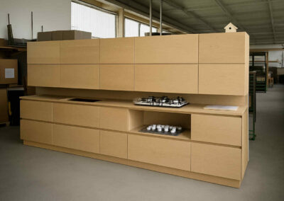 Cucina moderna in legno, Cucina artigianale su misura, Cucina senza maniglie, Cucina minimal in rovere, Frontali cucina in legno naturale, Cucina con gola integrata, Composizione lineare cucina