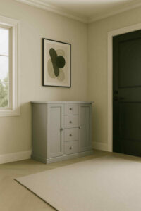 credenza grigia opaca, madia classica rivisitata, mobile ingresso grigio, mobile contenitore elegante, credenza con 4 cassetti e 2 ante, madia con ante a telaio, mobile legno verniciato grigio, mobile classico moderno, credenza base a terra, mobile soggiorno compatto, mobile artigianale italiano, credenza grigia L 110 cm 