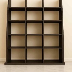 libreria moderna in legno, libreria design inclinato, libreria scura artigianale, mobile libreria su misura, libreria per studio elegante, arredamento in legno massiccio, libreria a giorno di design, mobili in legno per interni moderni, libreria architettonica, falegnameria artigianale italiana