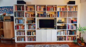 libreria con tv integrata in legno massello - soggiorno moderno in legno