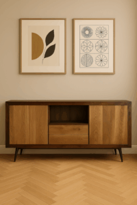 madia con piedini, madia in legno rovere, madia moderna con piedini alti, credenza in legno rialzata da terra, madia design con gambe, madia alta elegante, madia artigianale su misura, madia con ante e cassetti, madia soggiorno moderna, mobile in rovere con piedini, madia stile nordico, madia con struttura in legno massello, arredo living in legno naturale