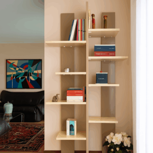 libreria in legno moderna, libreria beige chiaro, libreria divisoria soggiorno, libreria componibile salotto, libreria da parete con ripiani, mobile libreria con scaffali, libreria verticale in legno, libreria con montanti a vista, libreria elegante per soggiorno, libreria in legno artigianale, scaffalatura design salotto, libreria per libri e oggetti, libreria su misura moderna, libreria leggera autoportante