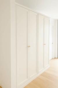 scarpiera classica bianca, mobile scarpe da corridoio, scarpiera in legno con ante battenti, armadio scarpe bianco opaco, scarpiera grande elegante, scarpiera artigianale, scarpiera con cornice e zoccolo, mobile scarpe su misura, scarpiera da 200 cm, white classic shoe cabinet, tall shoe storage for hallway, wooden shoe cabinet with hinged doors, white matte shoe cabinet, large elegant shoe armoire, handcrafted shoe unit, custom wood shoe cabinet, entryway shoe storage, solid wood shoe furniture