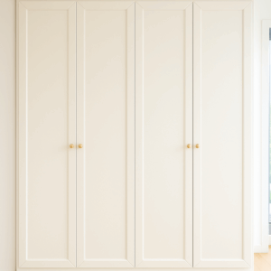 scarpiera classica bianca, mobile scarpe da corridoio, scarpiera in legno con ante battenti, armadio scarpe bianco opaco, scarpiera grande elegante, scarpiera artigianale, scarpiera con cornice e zoccolo, mobile scarpe su misura, scarpiera da 200 cm, white classic shoe cabinet, tall shoe storage for hallway, wooden shoe cabinet with hinged doors, white matte shoe cabinet, large elegant shoe armoire, handcrafted shoe unit, custom wood shoe cabinet, entryway shoe storage, solid wood shoe furniture