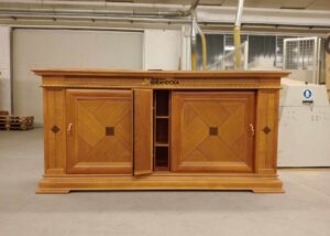 credenza classica ciliegio con decoro oro, credenza classica ciliegio, credenza classica in legno con ante scorrevoli, credenza classica legno massello