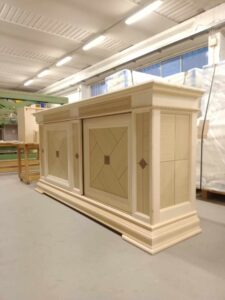 credenzone classico al grezzo, credenza classica noce grande, credenza classica alta qualità, credenza classica noce massiccio