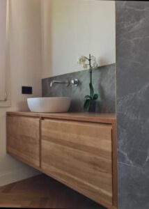 arredo bagno moderno in legno, mobili bagno in legno massiccio, arredo bagno moderno