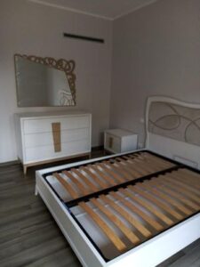 camera moderna bianca, camera moderna di alta qualità, camera elegante in legno massello, camera moderna in legno frassino bianco