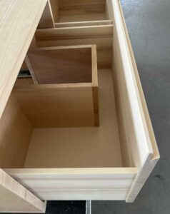 obile bagno in legno, mobile bagno in legno con cassetti aperti, cassetto interno mobile bagno artigianale