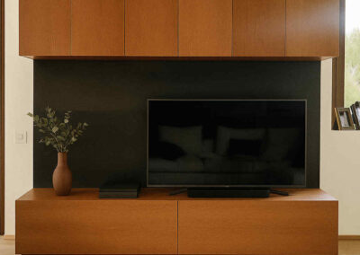 parete attrezzata moderna legno ciliegio, mobile soggiorno su misura legno, parete soggiorno elegante in legno, mobile TV con pensili alti, parete attrezzata legno frassino color ciliegio, arredo soggiorno moderno con pannello nero, mobili soggiorno artigianali, mobile TV design legno ciliegio, composizione soggiorno contemporanea, parete attrezzata made in Italy