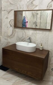 mobile bagno legno massello, mobile bagno con cassetti, mobile bagno sospeso in legno, mobile bagno design moderno, mobile bagno sospeso con cassetti artigianale