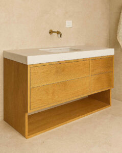 mobile bagno in legno moderno, mobile bagno L 160 cm legno massello, mobile bagno 4 cassetti in legno, mobile bagno naturale, mobile bagno design, mobile bagno con vasca integrata in marmo