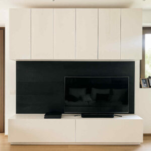 parete attrezzata moderna, mobile soggiorno bianco e nero, pannello TV in legno, pensili a soffitto, mobile artigianale su misura, arredo zona giorno elegante, parete salotto contemporanea, base con cassettoni push and pull, mobili frassino su misura, mobili soggiorno Made in Italy