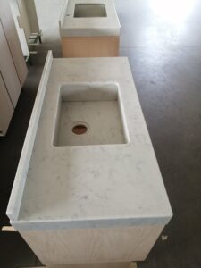 mobile bagno in legno con vasca in marmo