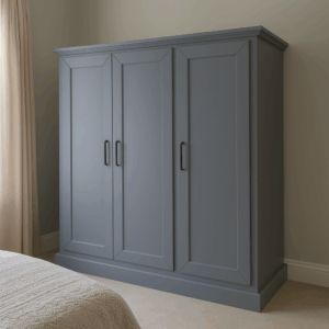 scarpiera bassa in legno, scarpiera a 3 ante, mobile ingresso elegante, scarpiera artigianale, scarpiera legno massello, mobile contenitore scarpe, scarpiera su misura, scarpiera battente legno, low wooden shoe cabinet, 3-door shoe cabinet, elegant hallway furniture, artisan shoe cabinet, solid wood shoe storage, shoe cupboard, custom shoe unit, hinged door shoe cabinet