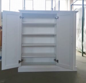 armadio scarpiera con ante e ripiani, armadio scarpiera basso in legno, armadio scarpiera bianco in legno, armadio scarpiera su misura in legno, armadio scarpiera classico bianco, scarpiera, interno scarpiera legno, ripiani inclinati scarpe, mobile scarpe con ripiani regolabili, capiente scarpiera legno, contenitore scarpe artigianale, scarpiera funzionale, wooden shoe cabinet interior, tilted shelves for shoes, adjustable shoe shelves, spacious wood shoe cabinet, artisan shoe storage unit, functional shoe cabinet