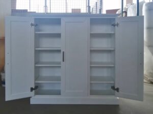 armadio scarpiera su misura, armadio scarpiera con ante, scarpiera in legno bassa, scarpiera con ante in legno, scarpiera legno bianco, armadio scarpiera massello, scarpiera in corridoio, mobile basso per zona notte, mobile contenitore elegante, arredo ingresso in legno, scarpiera bassa su misura, design artigianale italiano, shoe cabinet in hallway, low cabinet for bedroom, elegant storage unit, wooden entryway furniture, custom low shoe cabinet, Italian handcrafted design