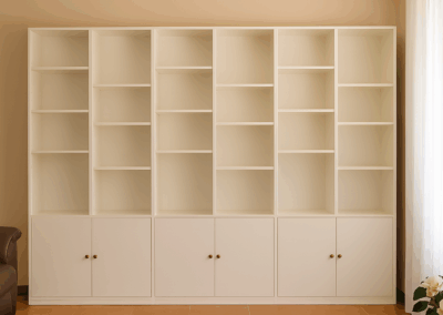 libreria in legno massello, libreria bianca, libreria artigianale, libreria su misura, libreria parete soggiorno, libreria con ante battenti, mobile libreria elegante, libreria in legno per salotto, libreria moderna in legno, mobili artigianali in legno, libreria bianca in legno, mobile libreria soggiorno artigianale, libreria legno massello fatta a mano, libreria bianca con ante in legno, libreria soggiorno grande in legno, mobile libreria per studio classico, libreria legno artigianale italiana