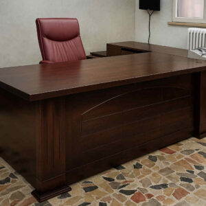 scrivania direzionale in legno, scrivania classica da ufficio, arredo ufficio elegante, mobili per studio professionale, scrivania artigianale in legno scuro, scrivania in noce massello, scrivania presidenziale in legno, arredo ufficio di pregio, scrivania su misura, mobili ufficio Made in Italy