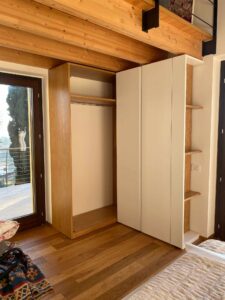 armadio moderno con angolo, armadio moderno in legno massello, armadio bianco opaco, armadio con angolo aperto, armadio con mensole esterne