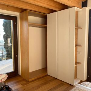 armadio moderno con angolo, armadio moderno in legno massello, armadio bianco opaco, armadio con angolo aperto, armadio con mensole esterne