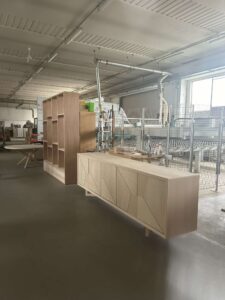 libreria bifacciale in legno massello, libreria design, libreria bifacciale design moderno