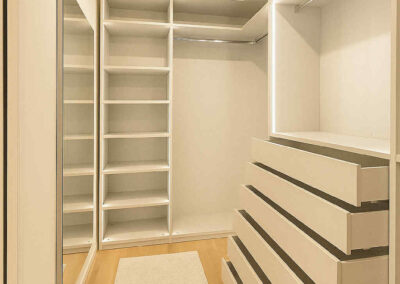 cabina armadio su misura, cassetti sfalsati artigianali, contenitori personalizzati, armadio moderno, mobili contenitori legno, cabina guardaroba funzionale