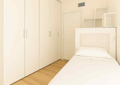 cameretta su misura, armadio a tutta altezza, mobili cameretta artigianali, arredamento funzionale per bambini, mobili bianchi moderni, spazio contenitivo intelligente