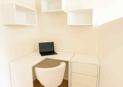 scrivania su misura, studio in casa, arredo studio moderno, mobili per postazione lavoro, arredamento funzionale, zona studio compatta