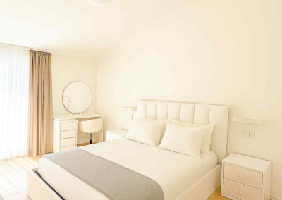 camera matrimoniale moderna, arredo camera su misura, letto in legno bianco, cassettiera artigianale, design camera da letto, mobili camera personalizzati