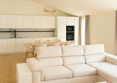 arredamento su misura appartamento, cucina moderna in legno chiaro, open space arredato, mobili artigianali soggiorno, progetto contract residenziale, design italiano contemporaneo