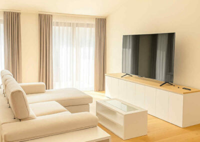 zona living su misura, mobili soggiorno moderni, parete attrezzata su misura, arredamento salotto artigianale, design essenziale, soggiorno moderno in legno