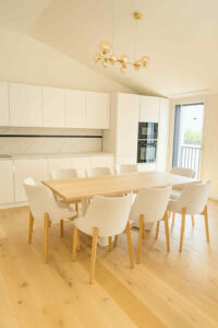 cucina su misura, mobili cucina in frassino, tavolo artigianale in legno, cucina moderna luminosa, arredamento zona giorno, colonne cucina personalizzate