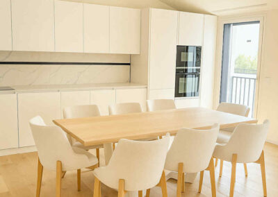 cucina su misura, mobili cucina in frassino, tavolo artigianale in legno, cucina moderna luminosa, arredamento zona giorno, colonne cucina personalizzate