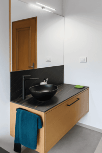 lavabo nero da appoggio, top in gres, cassetto con maniglia nera, mobile bagno design italiano, mobile bagno artigianale,