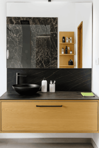 mobile bagno sospeso, mobile bagno 130 cm, mobile bagno legno naturale, mobile bagno moderno, arredo bagno design, mobile bagno con cassetto, mobile bagno sospeso in legno, mobile bagno elegante, mobile bagno con piano gres nero, wooden bathroom cabinet, modern bathroom furniture, designer bathroom vanity, suspended vanity unit, piano effetto marmo nero