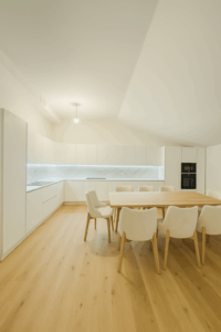 cucina in legno su misura, cucina ad angolo moderna, cucina artigianale Verona, cucina con top in gres, cucina con gola, cucina senza maniglie, cucina con barra elettrificata, cucina con colonna Bosch, cucina Blum, cucina elegante attico, cucine moderne legno massello, cucina moderna in legno bianco, cucina in legno bianco, cucina angolare in legno, cucina su misura legno massello, cucina design italiano, cucina su misura massiccio, cucina in legno massello, cucina in frassino miele, cucina moderna in legno, cucina artigianale su misura, cucina in frassino naturale, cucina con piano in gres, cucina con alzata in gres, cucina moderna elegante, cucina di design in legno, cucina artigianale italiana, cucina su misura Verona, cucina con colonne a tutta altezza, cucina in legno massello moderna, cucina con illuminazione led integrata, cucina con barra elettrificata, cucina in frassino massello, cucina con elettrodomestici Haier, cucina di alta gamma in legno, cucina moderna su misura, cucina artigianale di design